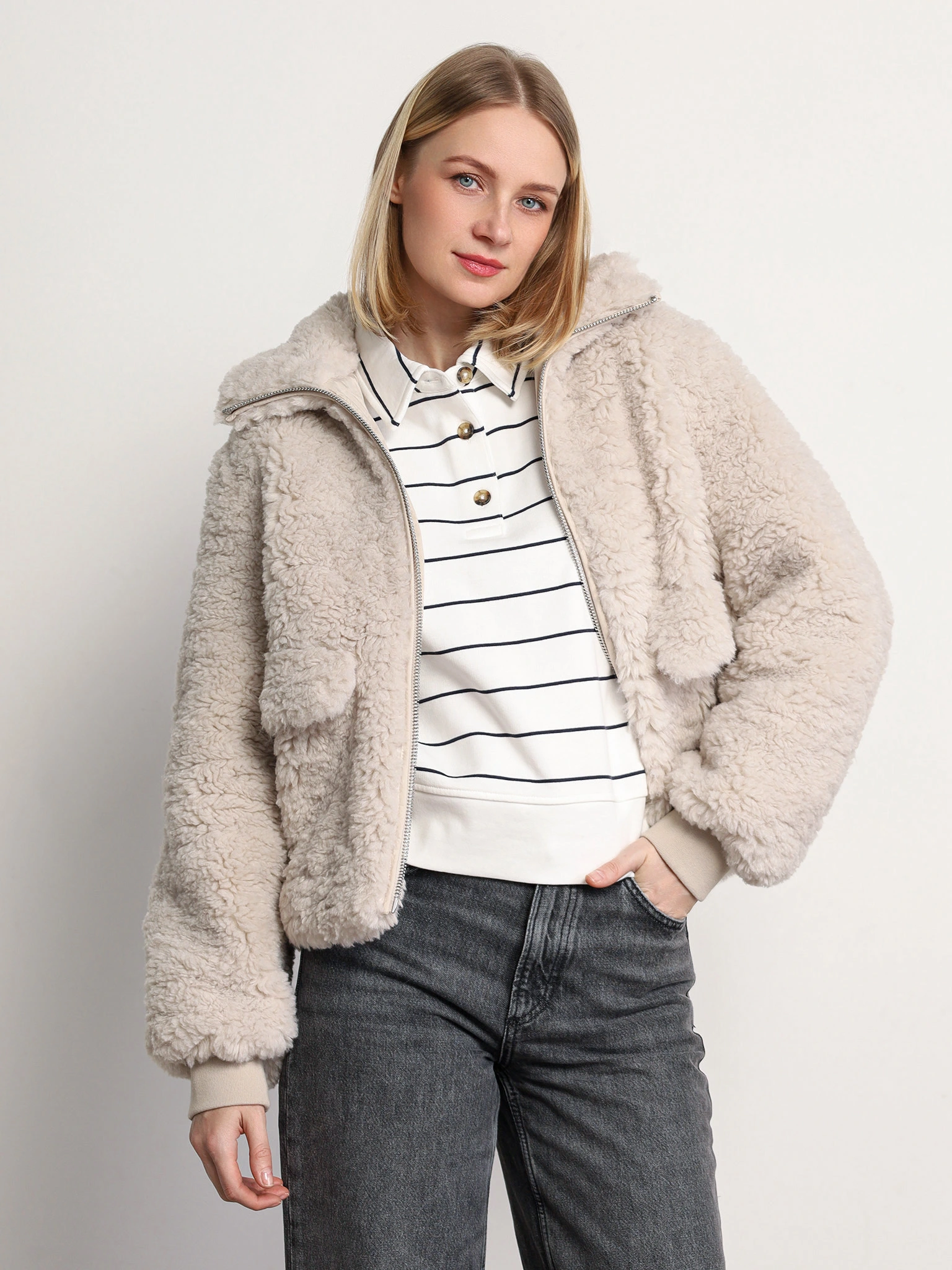 Куртка укороченная светло-серого цвета